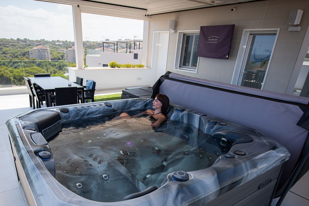 Космічний корабель у дворі: чому твій СПА-басейн притягує увагу