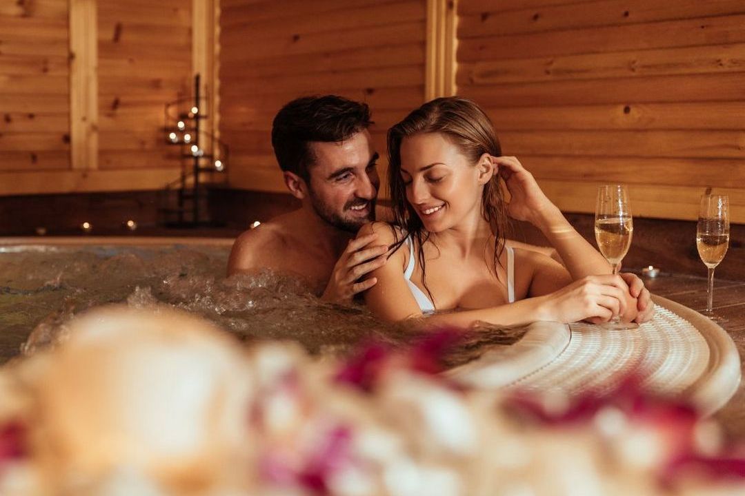 СПА-басейн на двох: як провести незабутнє побачення вдома