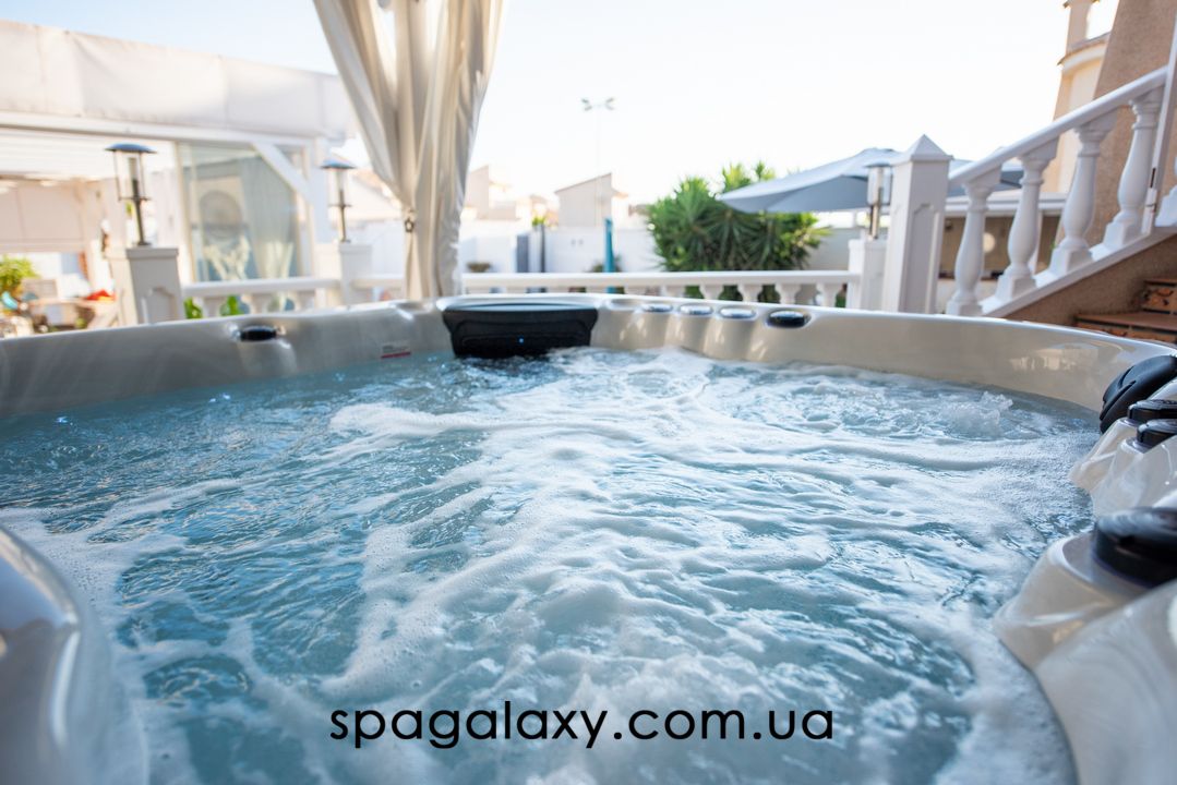 ПОДОРОЖ БЕЗ ВАЛІЗ: РОМАНТИКА У ВЛАСНОМУ ДВОРІ