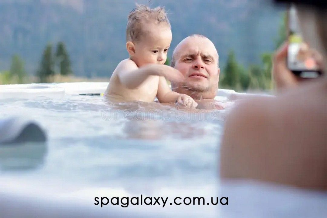 ДІДУСІ + ОНУКИ = ВОДНА МИРОТВОРЧА МІСІЯ: КОЛИ СПА-БАСЕЙН СТИРАЄ РІЗНИЦЮ У ВІЦІ