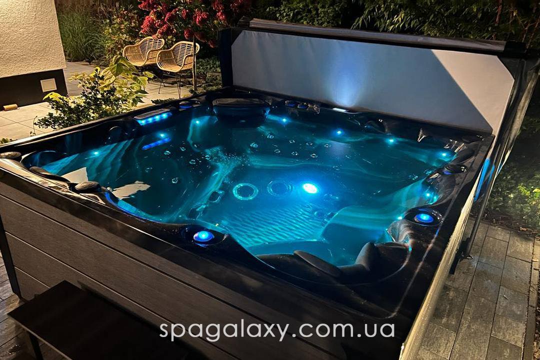 СВІТЛОВИЙ ДИЗАЙН ПІДВОДИ СПА-БАСЕЙНУ: ЯК МАЛЮВАТИ НІЧ ВОДОЮ