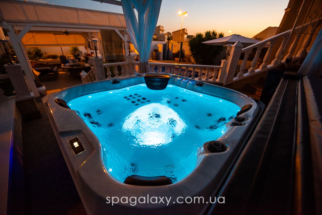 ЦВЕТОТЕРАПИЯ В SPA-БАССЕЙНАХ: КАК ИГРАТЬ СВЕТОМ ДЛЯ ГАРМОНИИ