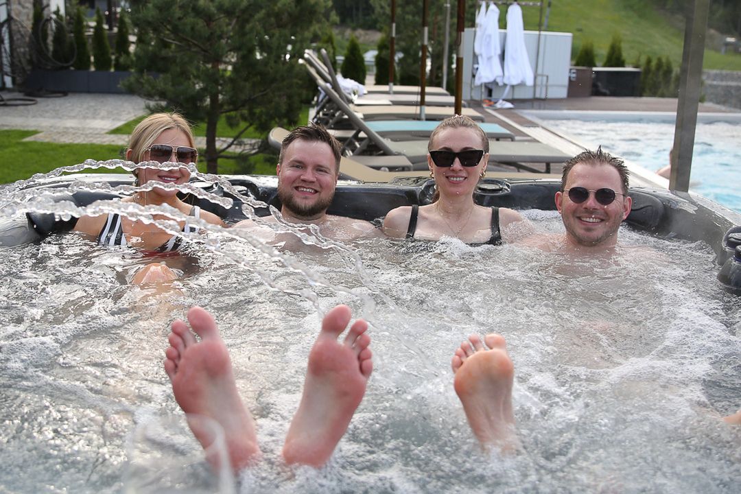 СПА-ВЕЧІРКА: ЯК ПЕРЕТВОРИТИ ВАШ ДЖАКУЗІ НА НАЙКРАЩИЙ КЛУБ МІСТА