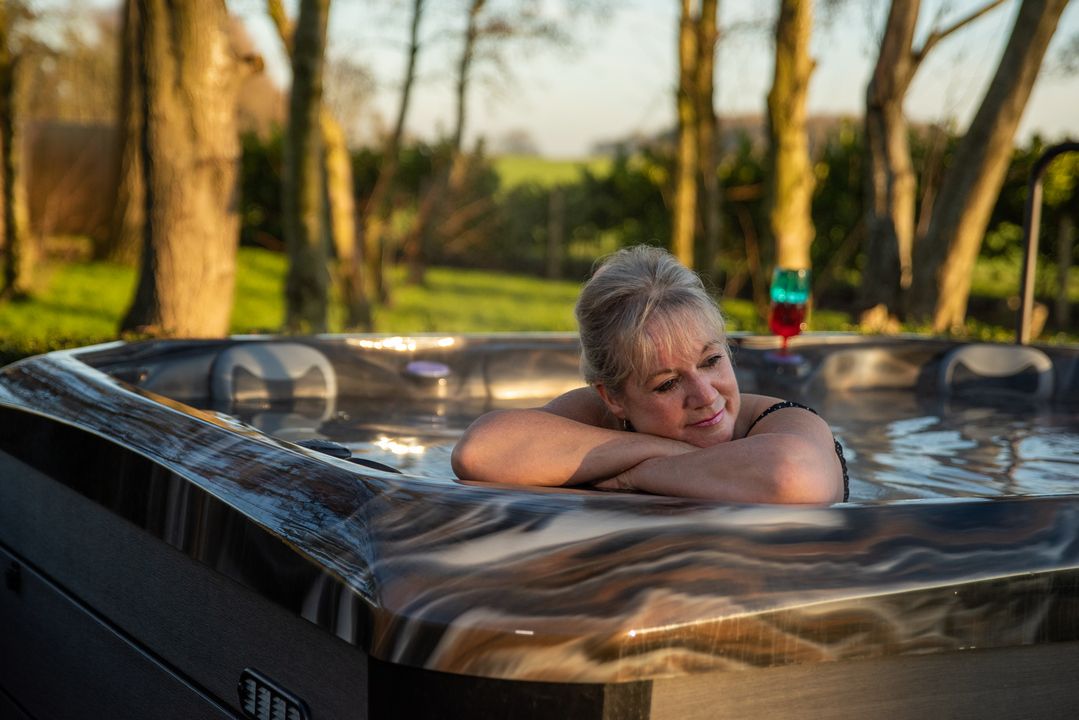 ГІДРОТЕРАПІЯ ПРОТИ БЕЗСОННЯ: ЯК ВАШ СПА-БАСЕЙН СТАЄ НАЙКРАЩОЮ КОЛИСКОВОЮ У СВІТІ