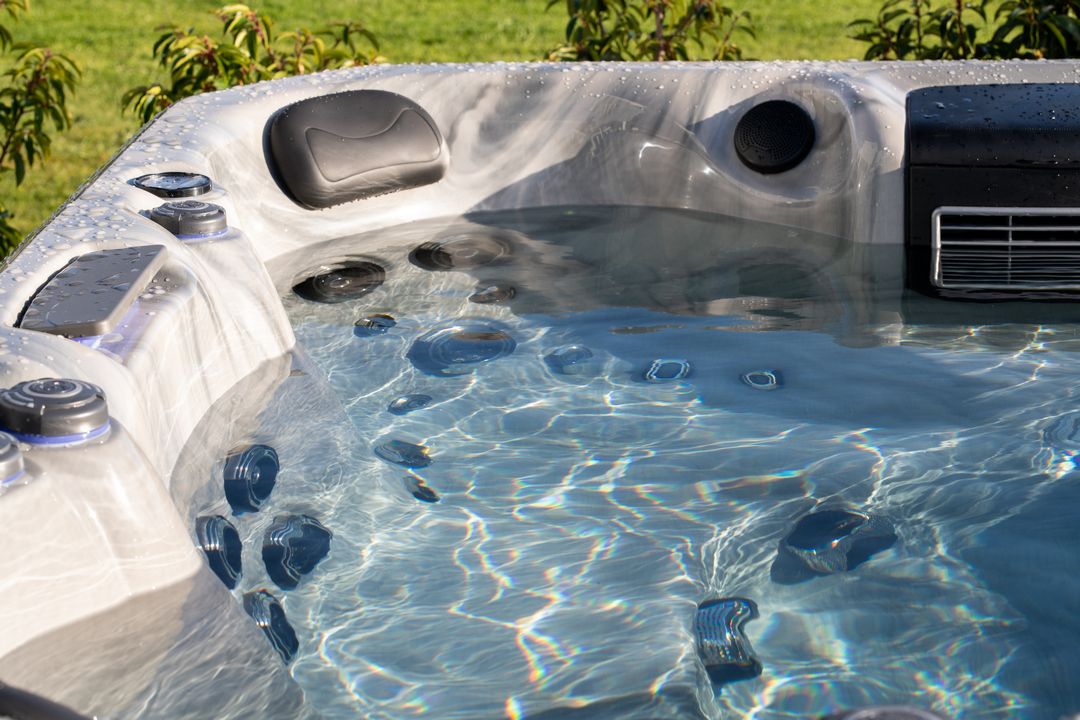 ЧАША СПА-БАСЕЙНУ: ВІД АКРИЛОВОЇ КЛАСИКИ ДО КОСМІЧНИХ КОМПОЗИТІВ