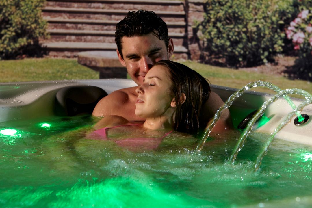 КОЛІР ПІДСВІТКИ ВОДИ: ЯК ВІН ЗМІНЮЄ НАСТРІЙ ІНТЕР'ЄРУ ТА ВАШ ВЛАСНИЙ