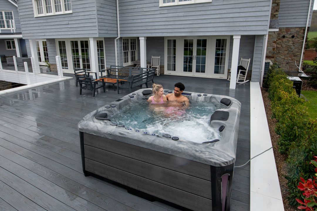 КРИЖАНЕ МОВЧАННЯ ПРОТИ ТЕПЛИХ БУЛЬБАШОК: ЯК SPA-БАСЕЙН РЯТУЄ ВІД СВАРКИ