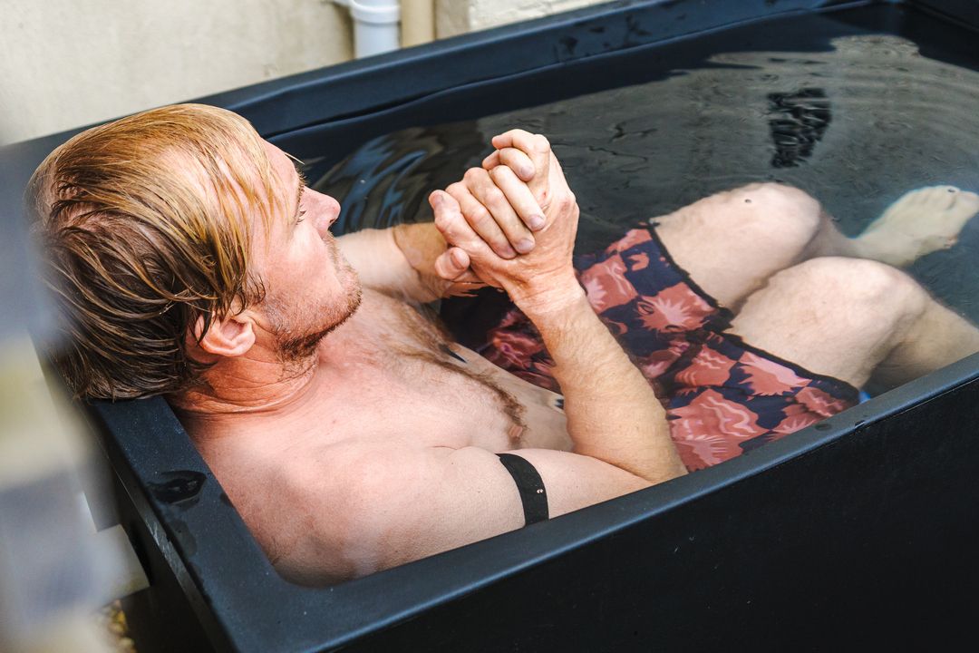 КРИЖАНІ ВАННИ І СТРАХ ПЕРЕОХОЛОДЖЕННЯ: ВАШ ПОВНИЙ ГІД З ВИЖИВАННЯ (І НАСОЛОДИ)