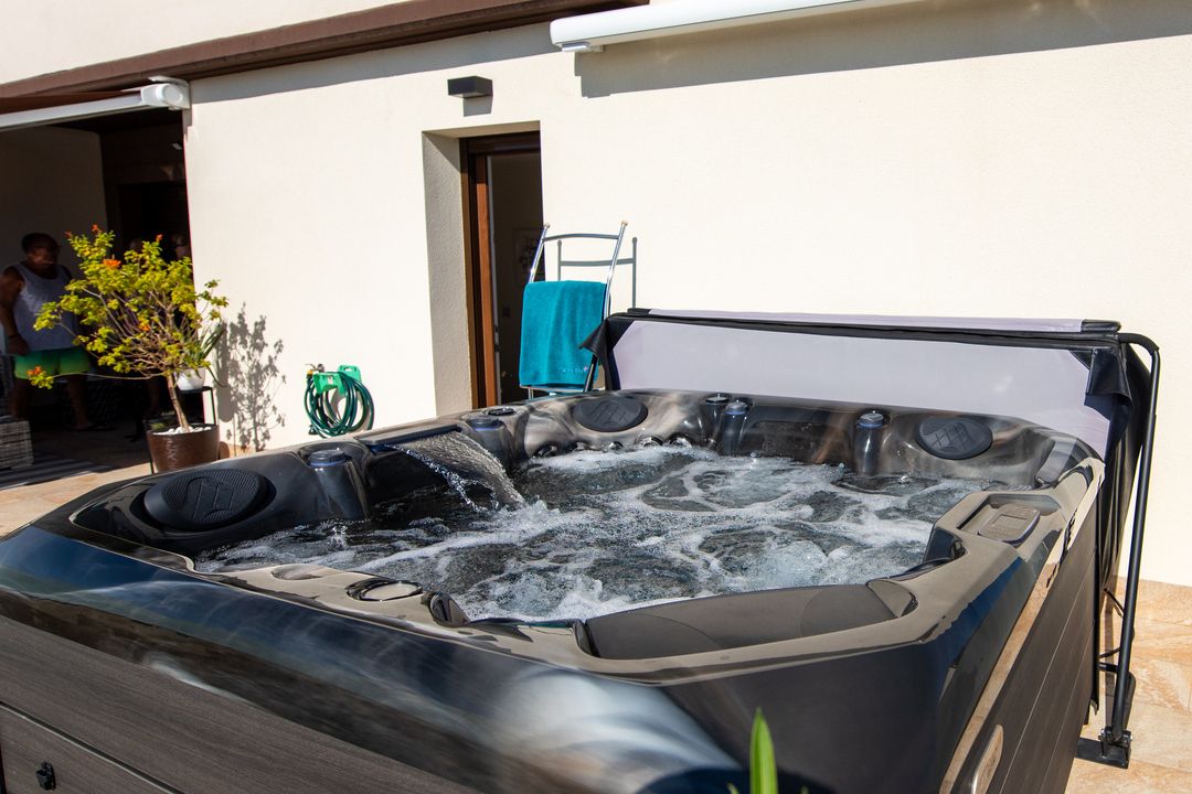 ОПЕРАЦІЯ «ЧИСТА ВОДА»: ЯК ЗАХИСТИТИ ВАШ SPA-БАСЕЙН ВІД ПИЛУ ТА ІНШИХ НЕПРОХАНИХ ГОСТЕЙ