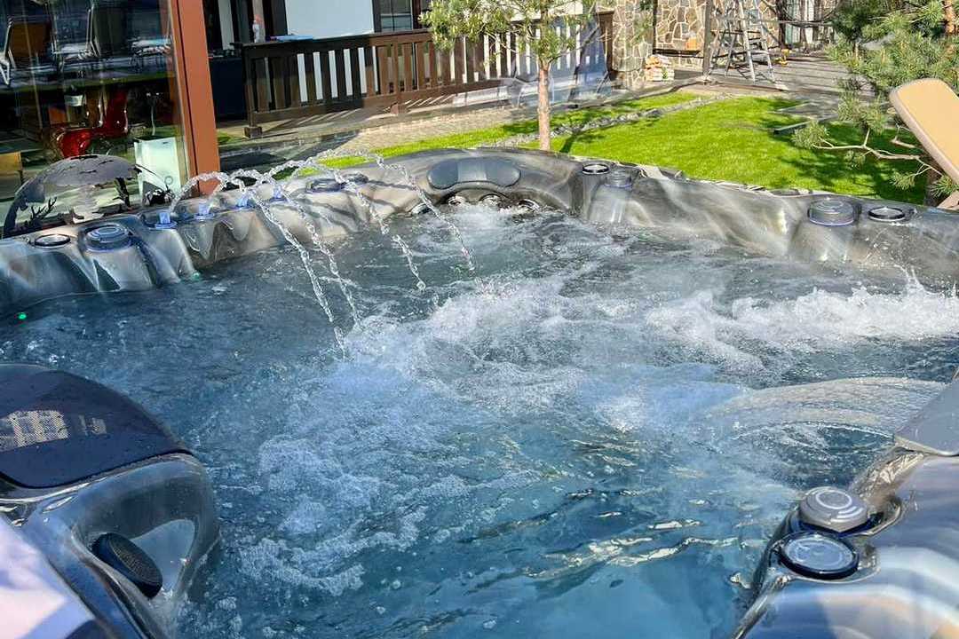 ВЕЧОРИ БІЛЯ ВОДИ ЗАМІСТЬ СЕРІАЛІВ: ЯК МИ ПРОМІНЯЛИ ДИВАН НА БАСЕЙН І НЕ ПОШКОДУВАЛИ