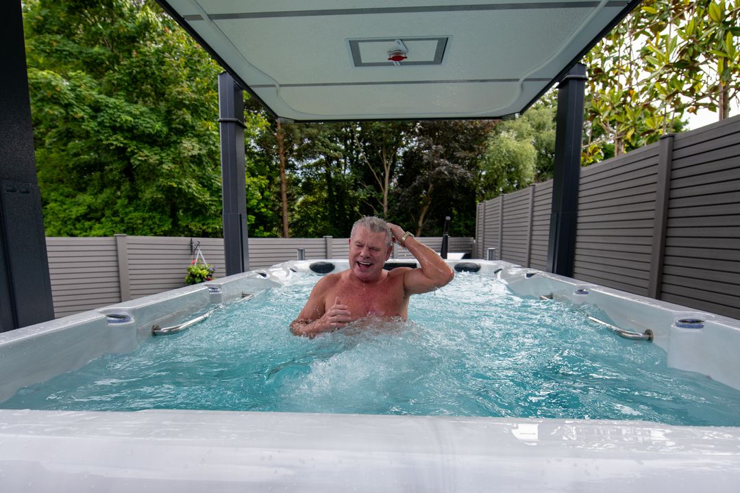 «ДИЗАЙН-ЛАБОРАТОРІЯ: ТЕМНІ ІНТЕР'ЄРИ БАСЕЙНІВ, СКЛЯНІ БОРТИ І ЕФЕКТ “ЛАГУНИ”»