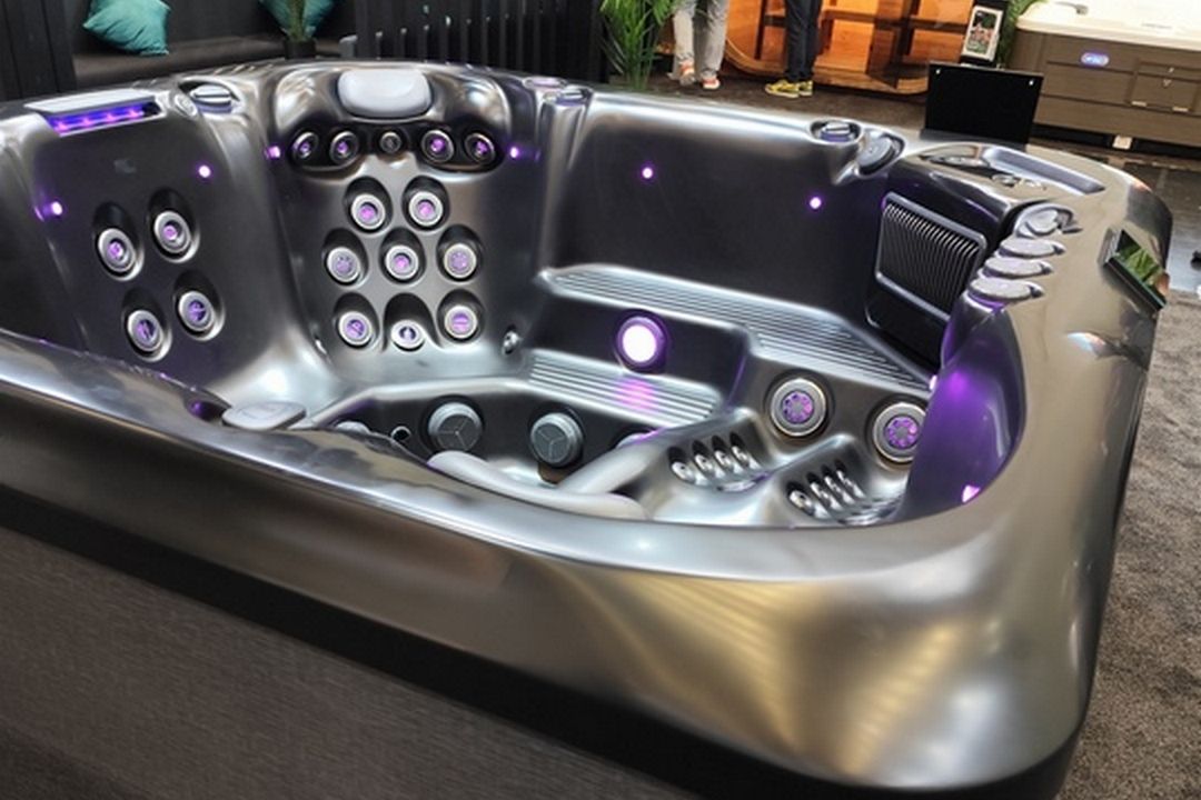 ЧОРНЕ ДНО — НОВИЙ БІЛИЙ МАРМУР: ЯК ГЛИБОКІ ТОНИ СТВОРЮЮТЬ ЕФЕКТ «ДЗЕРКАЛЬНОЇ ВОДИ»