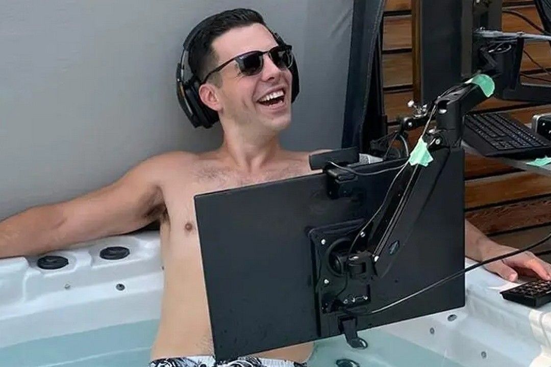 SPA-ОФІС МАЙБУТНЬОГО: ЧИ МОЖНА ПРАЦЮВАТИ З НОУТБУКОМ У ДЖАКУЗІ (І ЧИ ВАРТО?)