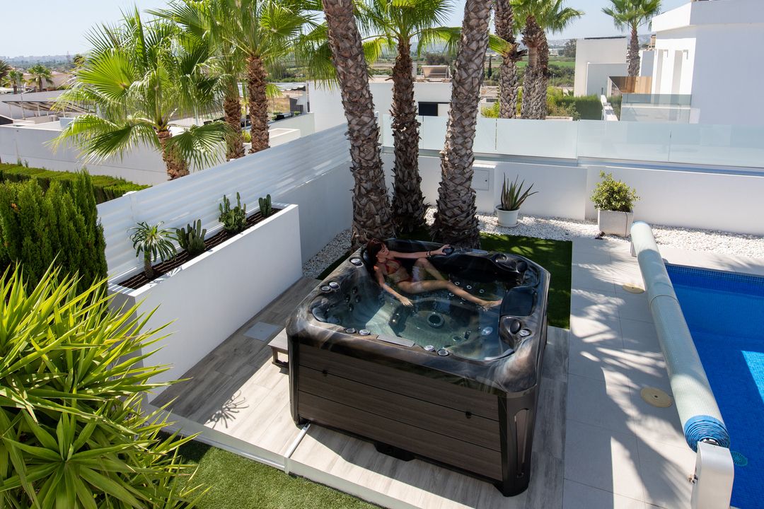 ТЕПЛА ПАУЗА: ЯК СПА-БАСЕЙН РЯТУЄ ПРОДУКТИВНІСТЬ (І ГЛУЗД) ТИХ, ХТО ПРАЦЮЄ З ДОМУ