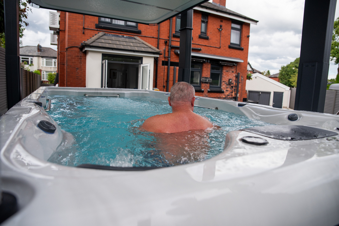 SWIM SPA VS HOT TUB ЩО ВИГІДНІШЕ І ПРАВИЛЬНІШЕ ДЛЯ ДОМУ ТА ЧОМУ ЦЯ ДИЛЕМА ЗНОВУ В ТОПІ