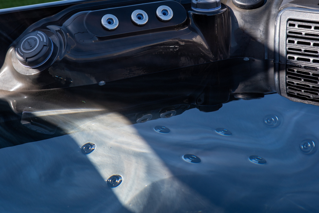 SPA ЯК ЖИВЕ ДЗЕРКАЛО ЧОМУ ВОДА РОБИТЬ АРХІТЕКТУРУ ТЕПЛІШОЮ ТА БІЛЬШ ЛЮДЯНОЮ