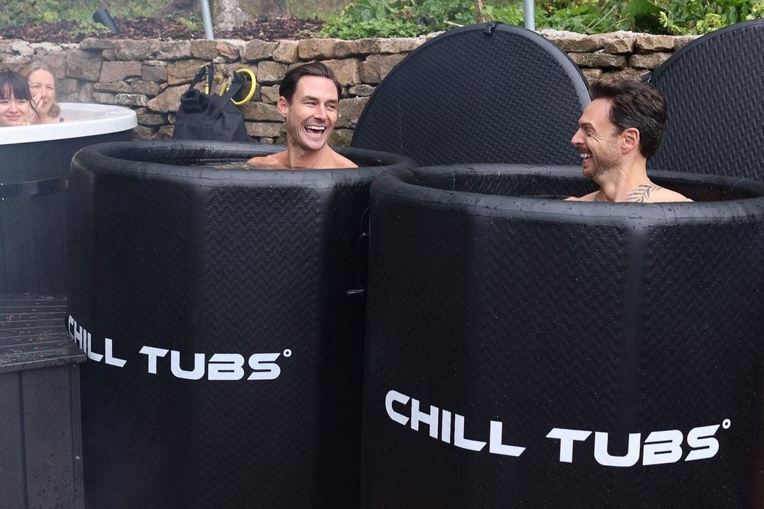 ХОЛОД ЯК ТЕРАПІЯ ПРИСУТНОСТІ ЧОМУ У КРИЖАНІЙ ВОДІ ЛЮДИ ПОВЕРТАЮТЬСЯ В МОМЕНТ ТУТ І ЗАРАЗ