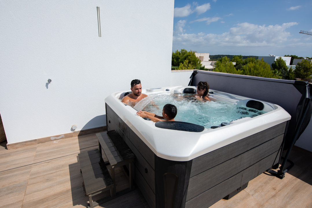 AQUATIC BONDING: ЯК ПЕРЕТВОРИТИ СІМЕЙНИЙ ВЕЧІР У SPA НА ПСИХОЛОГІЧНИЙ ТРЕНІНГ БЕЗ ПСИХОЛОГА