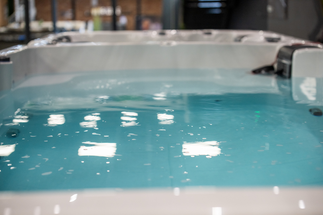 STORM POOL: ЯК ПЕРЕТВОРИТИ ВАШ БАСЕЙН НА ІММЕРСИВНИЙ КІНОТЕАТР ТА ВЛАШТУВАТИ ТРОПІЧНУ ЗЛИВУ ЗА КОМАНДОЮ ГОЛОСУ