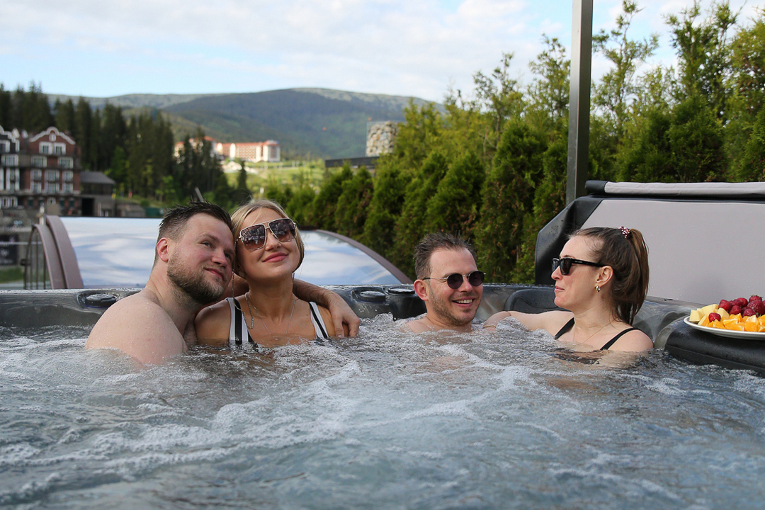 СОЦІАЛЬНА ТВЕРЕЗІСТЬ: ЧОМУ У 2026 РОЦІ НАЙКРУТІШІ ВЕЧІРКИ ПРОХОДЯТЬ У ВОДІ, А НЕ В БАРАХ