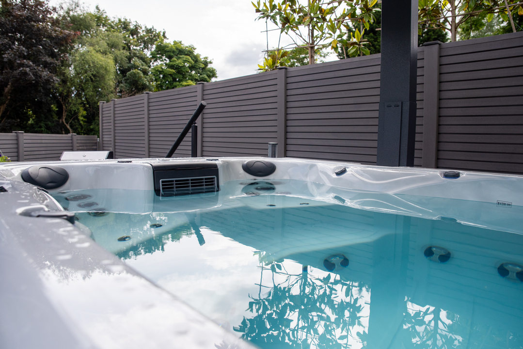 АРХІТЕКТУРНИЙ МОНОЛІТ: ЯК МАТОВІ ТЕКСТУРИ ТА ПРИХОВАНІ ПЕРЕЛИВИ РОБЛЯТЬ ВАШ СПА НЕВИДИМИМ У ІНТЕР’ЄРІ