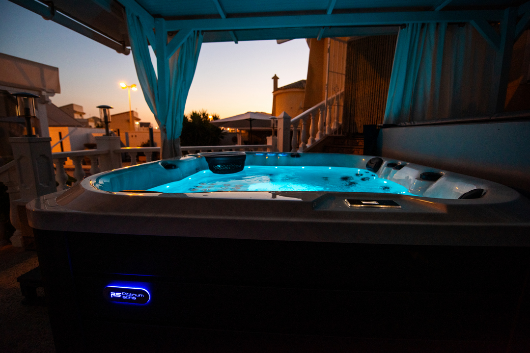 БІОДИНАМІЧНЕ СВІТЛО: ЯК ВАШ БАСЕЙН РЯТУЄ ВАС ВІД СИНЬОГО ТЕРОРУ ТА ЛІКУЄ БЕЗСОННЯ