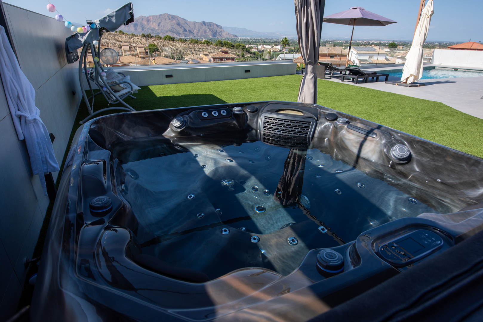 НАВІЩО В БАСЕЙНІ ПІДСТАКАННИКИ, ЯКЩО ВИ НЕ П’ЄТЕ: БЕЗПЕЧНА ГАВАНЬ ДЛЯ ВАШИХ ГАДЖЕТІВ