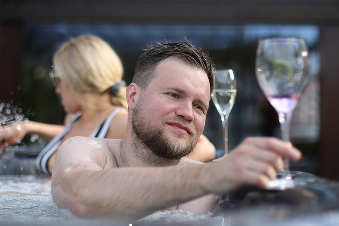 СКЛЯНІ КЕЛИХИ У ВОДІ: ЧОМУ ЦЕ ГОЛОВНА ПОМИЛКА НОВАЧКА ТА ЯК НЕ ПЕРЕТВОРИТИ SPA НА МІННЕ ПОЛЕ