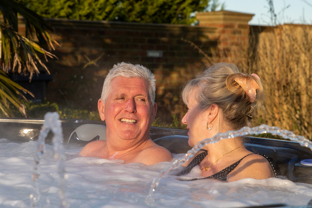 РОМАНТИКА VS РЕАЛЬНІСТЬ: ЧОМУ ПЕЛЮСТКИ ТРОЯНД У ДЖАКУЗІ — ЦЕ ВБИВЦЯ ВАШОГО ВІДПОЧИНКУ ТА ОБЛАДНАННЯ