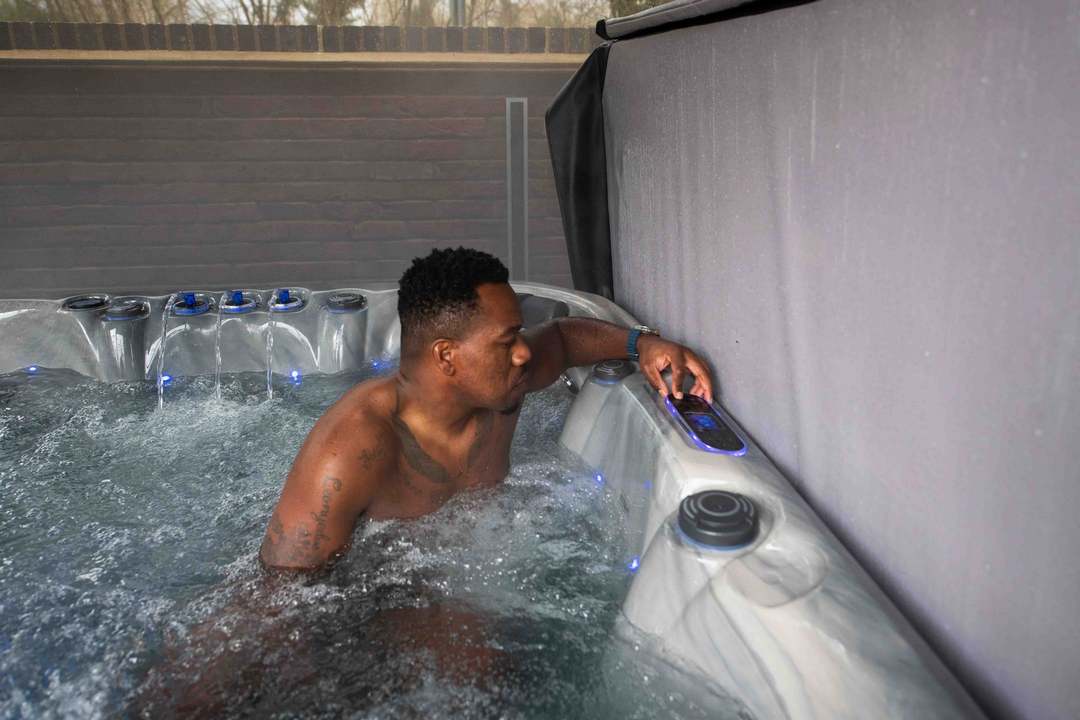 АКВА-ЙОГА ДЛЯ ОФІСНИХ: 3 ПРОСТІ РУХИ У ВОДІ, ЩО ЗА 5 ХВИЛИН ПРИБИРАЮТЬ «КОМП’ЮТЕРНУ ШИЮ» КРАЩЕ ЗА ДОРОГИЙ МАСАЖЕР