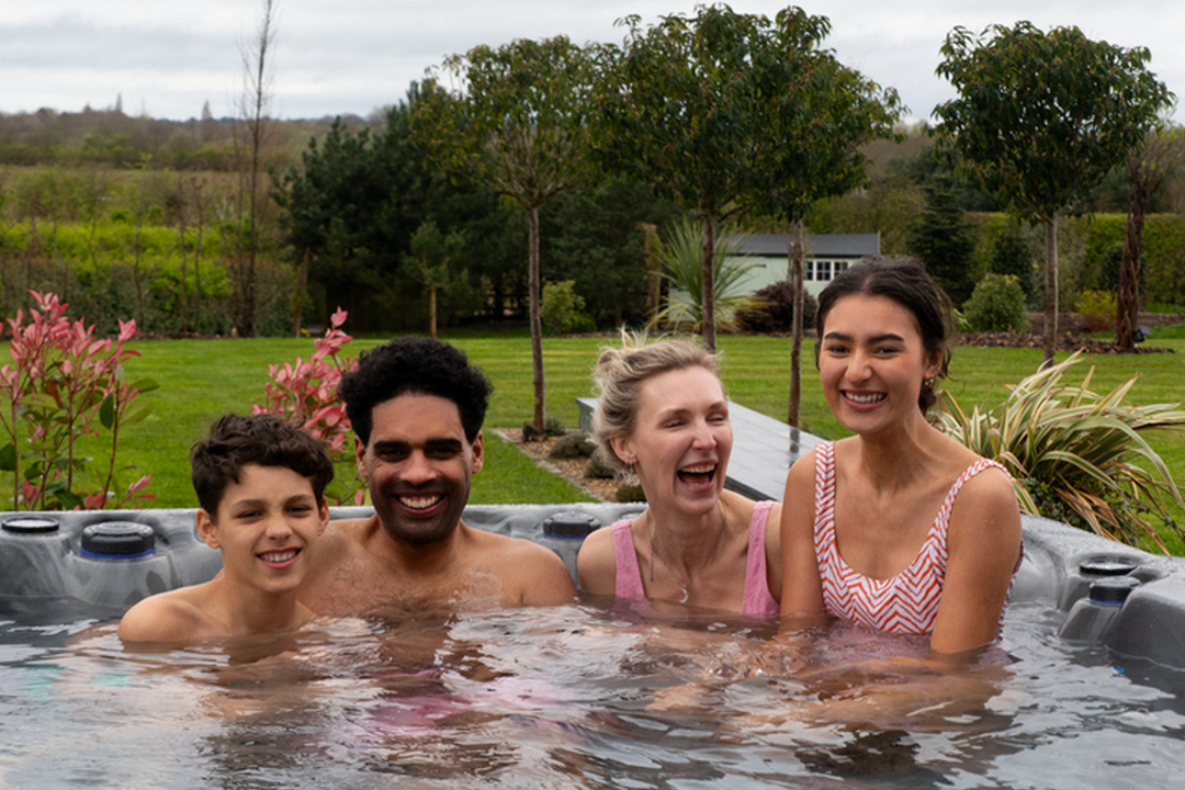 СЕКРЕТНИЙ ІНГРЕДІЄНТ СІМЕЙНОГО ЩАСЛЯ: ЧОМУ ПІДЛІТКИ ВІДКЛАДАЮТЬ ТЕЛЕФОНИ В ТЕПЛІЙ ВОДІ