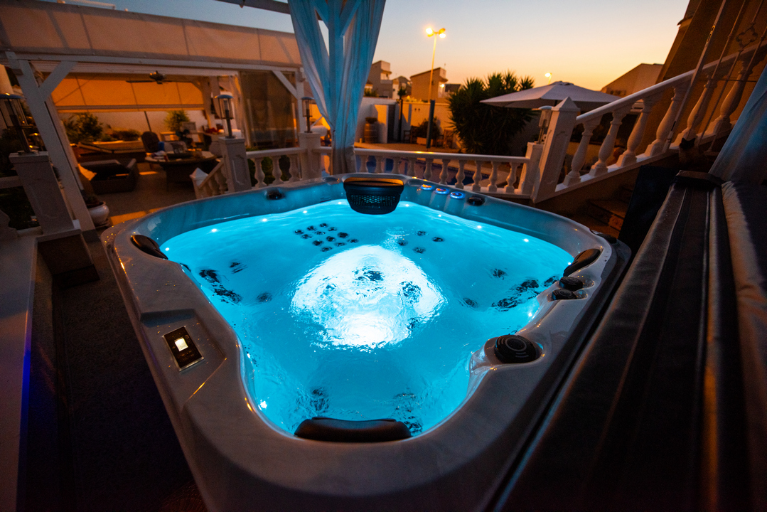 НІЧНИЙ ДИЗАЙН ВАШОГО ДВОРУ: ЧОМУ СУСІДИ БУДУТЬ ЗАЗДРИТИ ВАШІЙ ПІДСВІТЦІ В СПА-БАСЕЙНІ